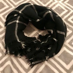Large black/white scarf
